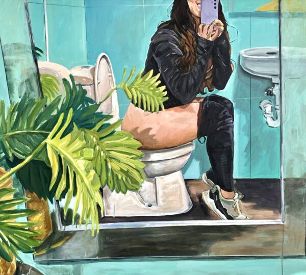 Chica haciéndose un selfi sentada en el baño junto a una planta, pintura de Alberto Jurada