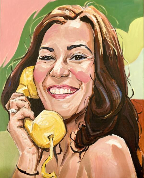 Retrato de mujer sonriendo con un teléfono amarillo, pintura de Alberto Jurada