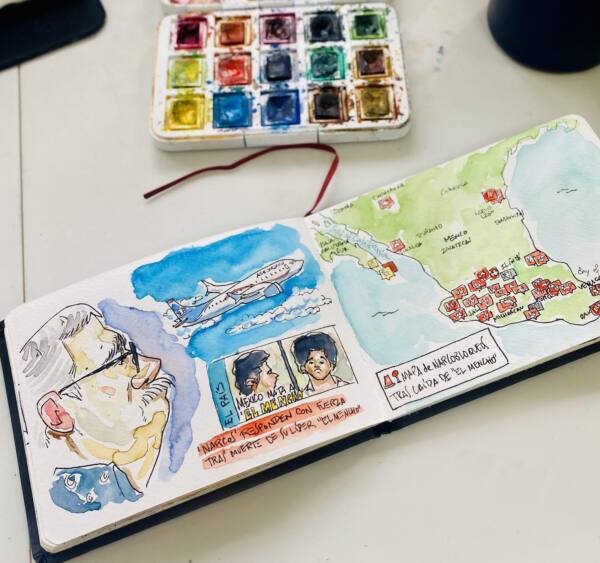 Cuaderno de viaje abierto con el vuelo de vuelta y un mapa de México en acuarela