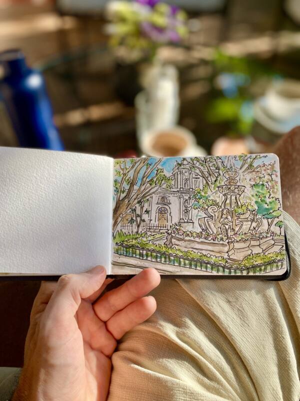 Cuaderno con el dibujo de la fuente del Parque Central de Antigua Guatemala