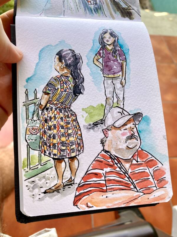 Acuarela de personas en el parque de Chichicastenango, Guatemala, en el cuaderno de viaje