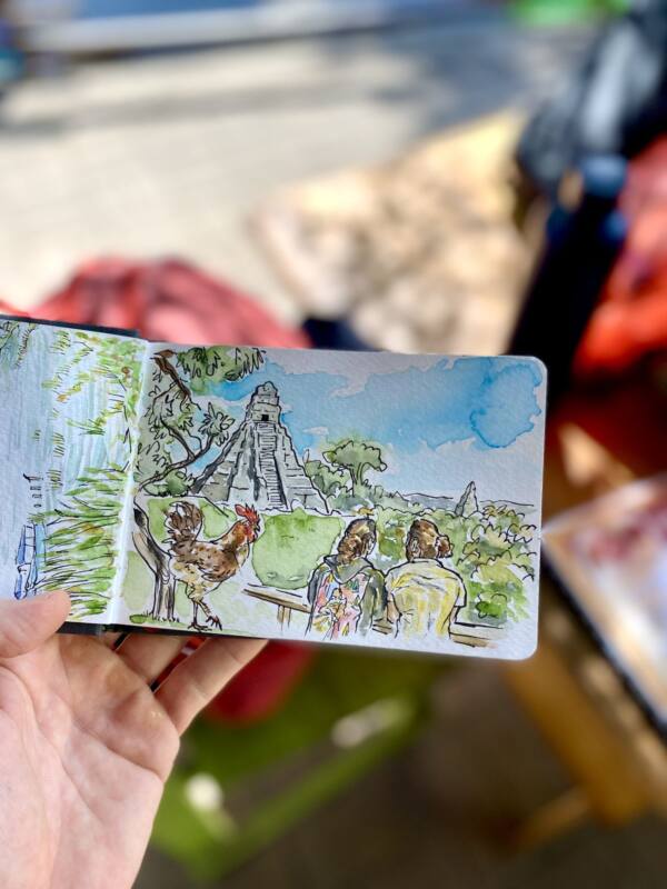 Acuarela del templo de Tikal con un gallo y visitantes, cuaderno de viaje de Alberto Jurada