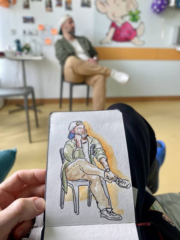 Dibujo de un hombre sentado en una sala del hospital UKE de Hamburgo