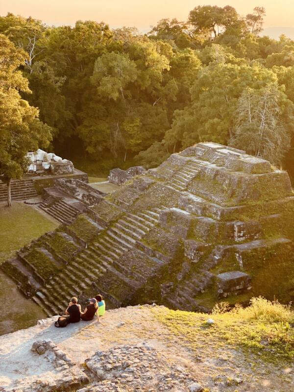 Atardecer sobre la pirámide de Yaxhá, en el Petén, Guatemala