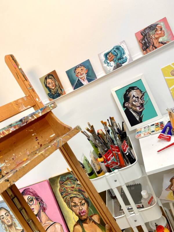 Caballete, pinceles y retratos en un rincón del estudio Dibujo Libre