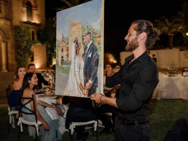 Alberto Jurada enseñando el cuadro de los novios a los invitados durante la cena de la boda