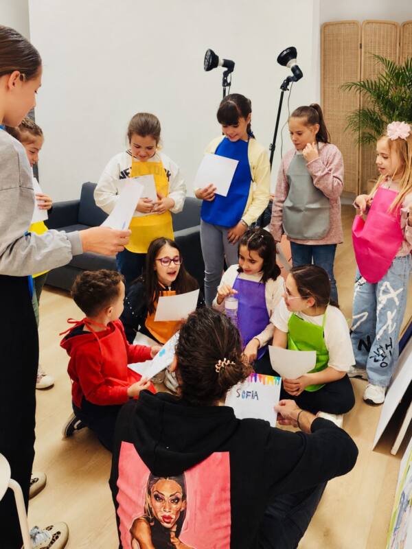 Niños dibujando retratos en el taller Pequeños retratistas del estudio Dibujo Libre